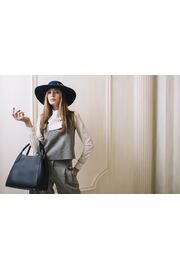 женщина с сумкой